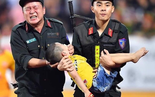 Fan nhí bất ngờ bị co giật khi đi xem bóng đá, chiến sĩ cảnh sát nén đau để em bé cắn vào tay giữ tính mạng