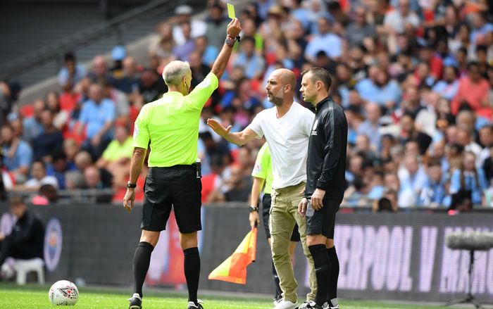 Nổi cáu với trọng tài, HLV Pep Guardiola bất ngờ đi vào lịch sử bóng đá Anh