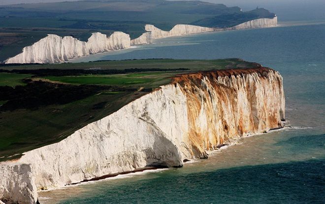 Tìm nơi 'giải quyết nỗi buồn' giữa đêm tối, cô gái sảy chân rơi xuống vực sâu