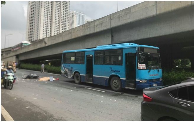 Va tay lái vào xe buýt, người đàn ông bị cán qua người tử vong
