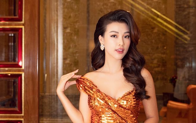 Đảm nhận vai trò MC, Hoàng Oanh chiếm trọn 'spotlight' cùng vẻ ngoài kiêu sa quyến rũ