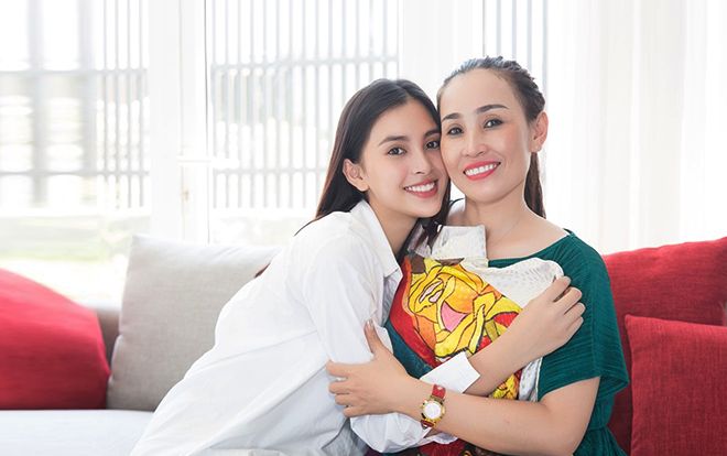 Chuyện bây giờ mới kể: 18 tuổi mấy ai chiều mẹ như Hoa hậu Tiểu Vy!