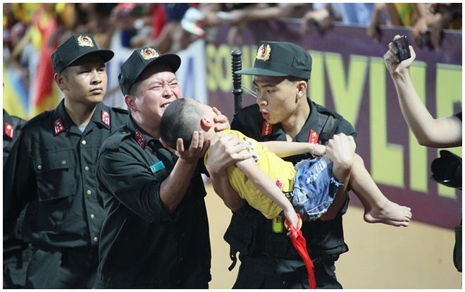 Chia sẻ của chiến sĩ CSCĐ về khoảnh khắc nén đau cứu sống bé trai đang co giật khi ngồi trên khán đài
