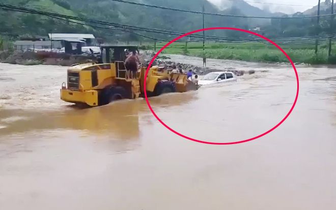 Phú Thọ: Ô tô bị lũ cuốn, lật nghiêng khi cố băng qua dòng nước xiết