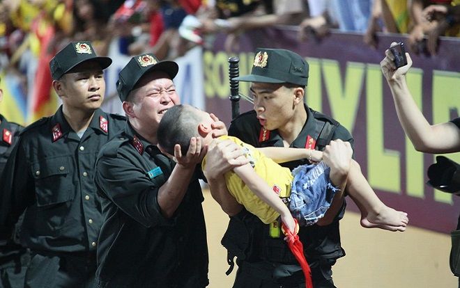 Thiếu úy đầu tiên phát hiện bé trai co giật trên sân Thiên Trường: 'Bố mẹ cháu đều ở đấy nhưng họ quá hoảng nên không nói được gì'