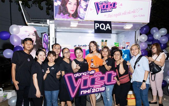 Phạm Quỳnh Anh mang cả xe bánh ngọt chiêu đãi học trò và ê-kíp The Voice Kids, tự hào vì fan quá tâm lý!