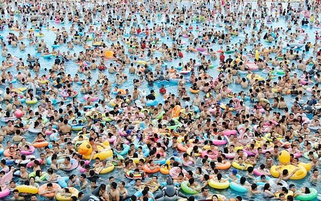 Biển người ken đặc trong bể bơi ngoài trời Trung Quốc giữa cái nắng như đổ lửa