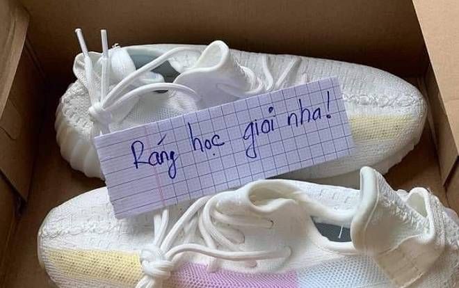 'Crush' của người ta chưa bao giờ làm chúng ta thất vọng: Tặng giày trước thềm năm học mới kèm lời chúc cực dễ thương