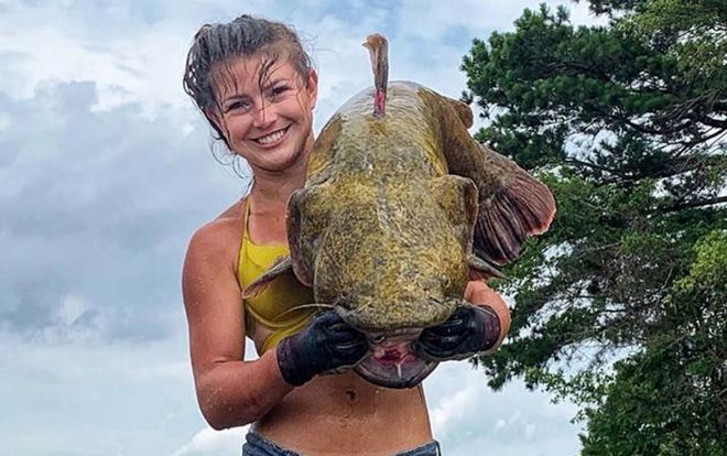 Đăng clip bắt cá khổng lồ bằng tay không, nữ thợ săn xinh đẹp gây tranh cãi dữ dội