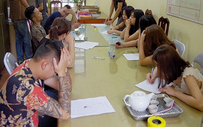 Phát hiện nhiều nam thanh nữ tú đang 'phê' ma túy trong quán karaoke lúc rạng sáng