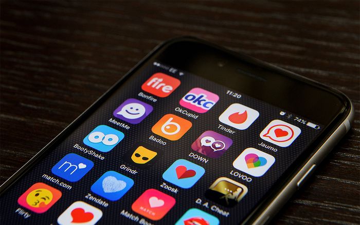 Cẩn thận khi sử dụng các ứng dụng hẹn hò, coi chừng cả tin mà phải vào tù bóc lịch