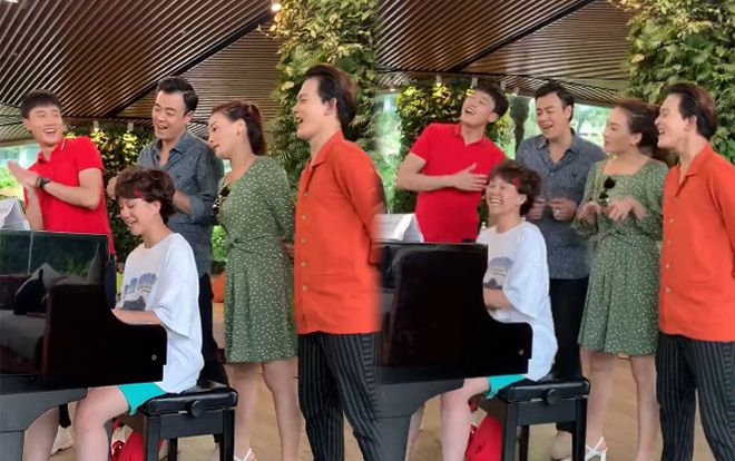 Clip: Dàn diễn viên 'Về nhà đi con'… lập ban nhạc ngũ ca, phản ứng 'trách yêu' của Tuấn Tú dành cho Bảo Hân khiến fan thích thú