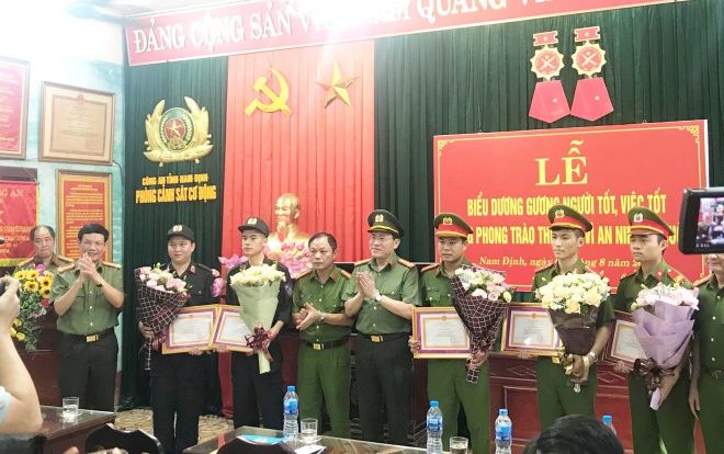 Tuyên dương CSCĐ nén đau cùng đồng đội cứu sống bé trai bị co giật khi ngồi trên khán đài ở sân Thiên Trường