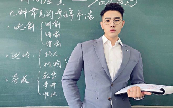 Thầy giáo điển trai khiến dân tình điên đảo, giảng bài mà cứ ngỡ như đang đóng phim thanh xuân vườn trường