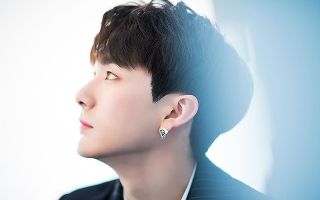 Nu’est Aron làm phiên dịch khẩn cấp, cứu 1 em bé lên cơn co giật trên máy bay