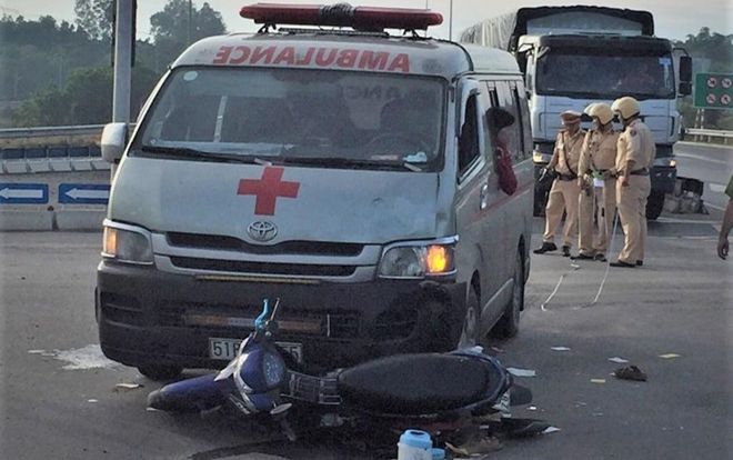Xe cứu thương chở quan tài đâm xe máy, 2 người nguy kịch