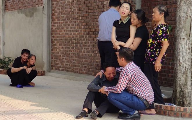 Cha mẹ bé trai 6 tuổi bị bỏ quên trên ô tô ngã gục trong đám tang: 'Cặp sách và đồ chơi của con vẫn đây mà…'