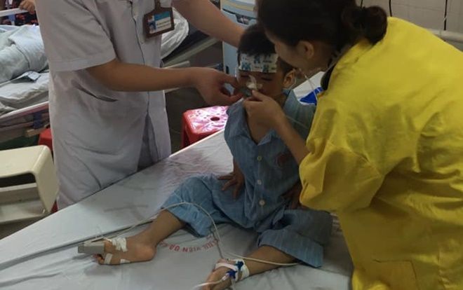 Bé trai 5 tuổi bị ngã xuống giếng sâu 8m khi ở nhà một mình