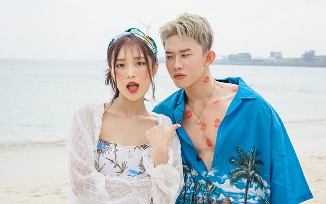 Lần đầu kết hợp, Han Sara đã… 'thản nhiên' vẽ lên người Kay Trần 'lầy' thế này