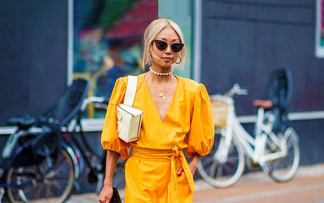 Vẻ đẹp bất diệt của phong cách nữ quyền ẩn chứa trong chiếc áo độn vai