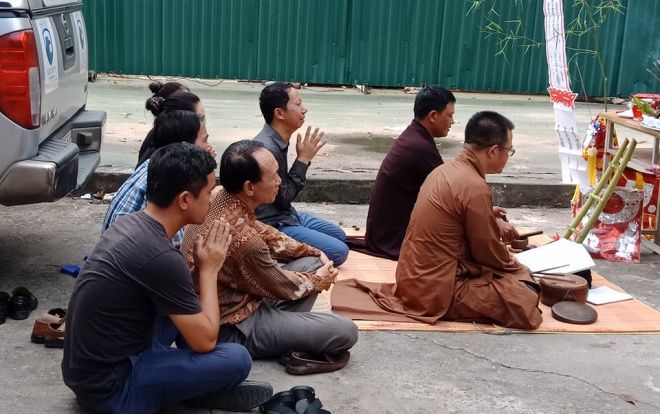 Người thân bật khóc làm lễ cầu siêu tại nơi đỗ chiếc xe để quên bé trai 6 tuổi trường Gateway