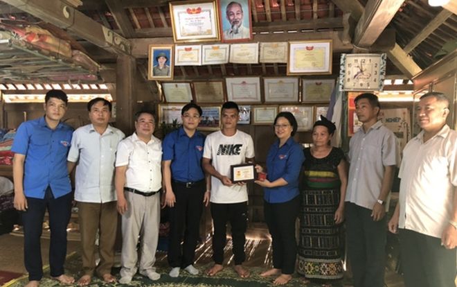 Trao huy hiệu 'Tuổi trẻ dũng cảm' cho thanh niên cứu người mắc kẹt giữa dòng lũ ở Thanh Hóa