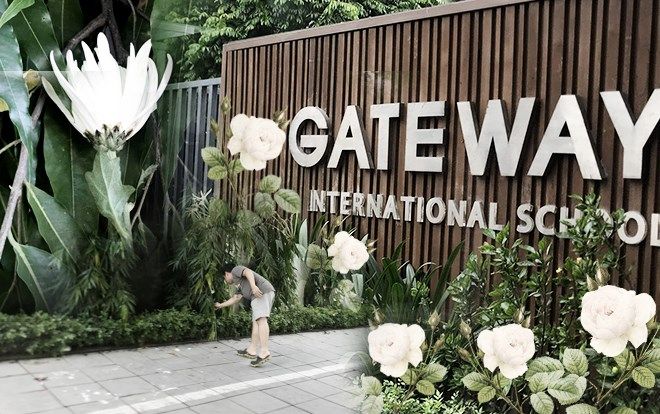 Người dân mang hoa đặt trước cổng trường Gateway tưởng nhớ bé trai 6 tuổi bị bỏ quên trên ô tô tử vong