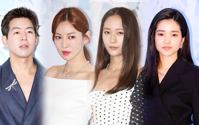 'Chị chảnh' Kim So Yeon đọ thần thái 'nữ hoàng băng giá' Krystal, Kim Tae Ri tựa nàng thơ tại sự kiện
