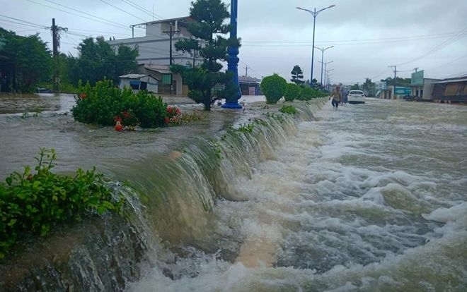 Ngập lụt lịch sử ở 'đảo ngọc' Phú Quốc: Giao thông bị chia cắt, huy động 1.000 người đến cứu trợ