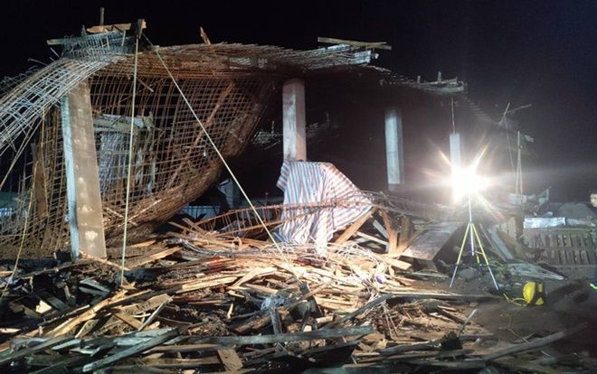 Cảnh sát xuyên đêm tìm kiếm nạn nhân bị vùi lấp trong vụ sập giàn giáo ở Hải Phòng khiến 8 người thương vong
