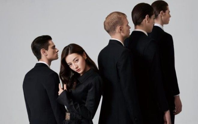 Địch Lệ Nhiệt Ba xuất hiện trên bìa tạp chí, tạo hình bắt mắt thể hiện phong phạm của một nữ vương