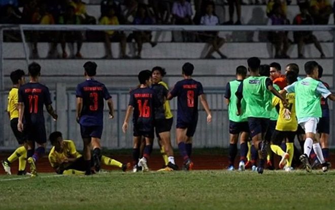 Toàn cảnh cầu thủ Thái Lan và Malaysia đánh nhau: Đá thua còn đấm người