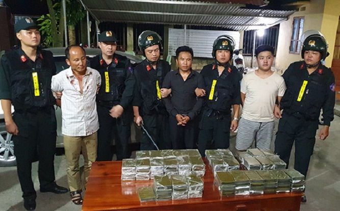 Cảnh sát đập vỡ kính ô tô, bắt nhóm đối tượng vận chuyển 120 bánh heroin từ Lào vào Việt Nam