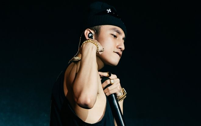 Sơn Tùng M-TP diện áo ba lỗ, khoe trọn cơ bắp trong buổi tổng duyệt Sky Tour 2019 tại Hà Nội