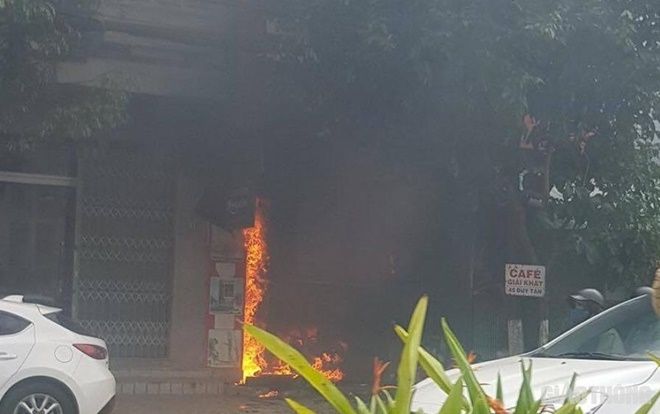 Ngôi nhà 2 tầng ở Đà Nẵng bốc cháy dữ dội sau tiếng nổ lớn, người dân chỉ kịp dắt xe ra ngoài