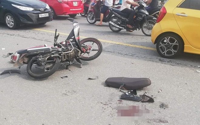 Xe buýt nghi chạy lấn làn trên cầu, đâm trực diện xe máy khiến 2 nam sinh bị thương