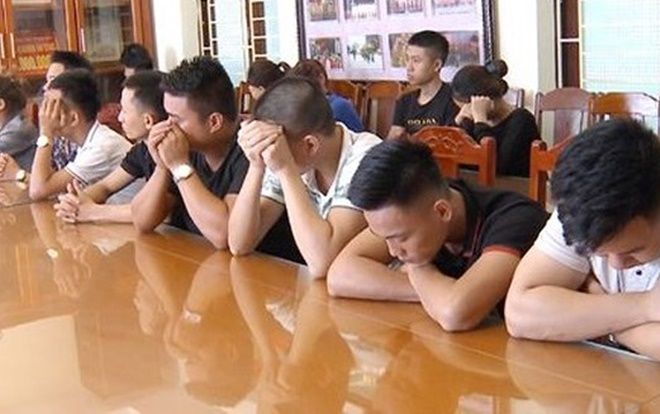 Đột kích quán karaoke lúc rạng sáng, phát hiện nhiều dân chơi mở 'tiệc ma túy' mừng sinh nhật