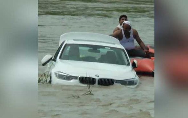 Không được tặng siêu xe Jaguar, chàng trai đẩy BMW mới tinh xuống sông