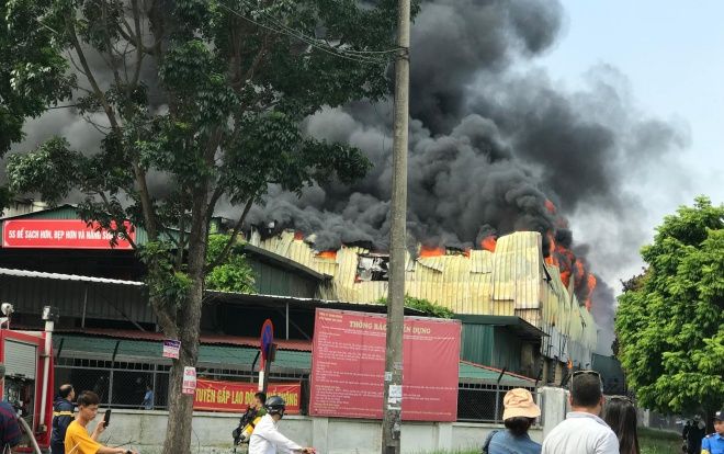 Cháy cực lớn công ty sản xuất khuôn mẫu nhựa ở khu công nghiệp Sài Đồng B, nhiều tài sản bị cháy rụi