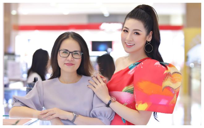 Lâu lâu mới chụp hình với con gái, mẹ Á hậu Tú Anh còn đính kèm chú thích khiến cư dân mạng phải bật cười