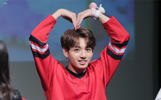 Bị phát hiện ở buổi tổng duyệt, hành động tiếp theo của em út Jungkook (BTS) khiến fan vô cùng trân trọng