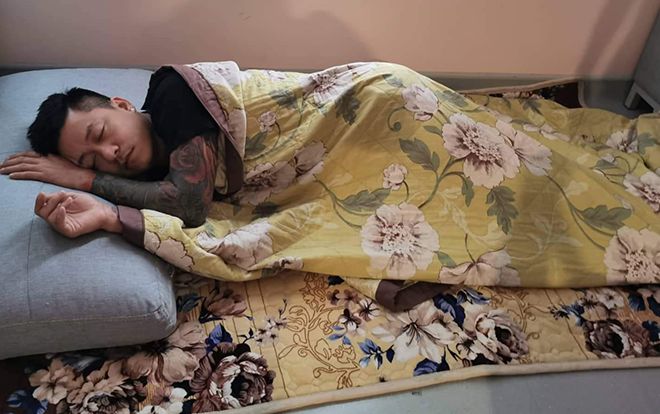 Chăm vợ bầu như Tuấn Hưng: Ngủ dưới sàn nhà, nhớ quá thì leo lên giường nắm tay vợ!