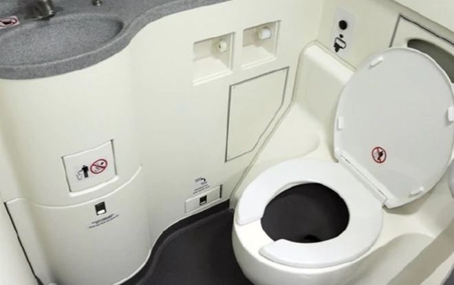Sự thật tá hỏa sau phát hiện của nữ hành khách về vật nhấp nháy trong phòng tắm khoang hạng nhất
