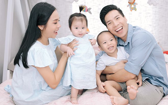 Nghệ sĩ xiếc Quốc Nghiệp tung bộ ảnh đầy tình cảm cùng bà xã và 2 con