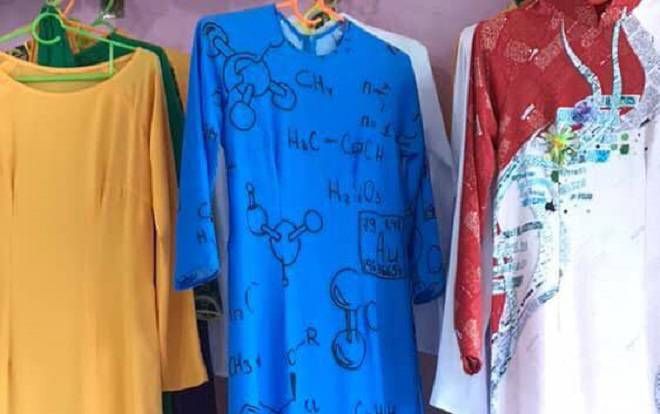 Đầu năm học mới, lớp học tặng GVCN tà áo dài in họa tiết công thức hóa học khiến CĐM cười ngất