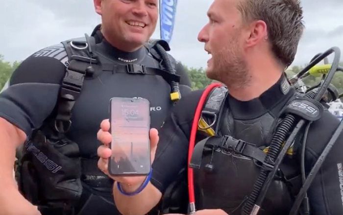 Một đội thợ lặn đã tìm thấy một chiếc iPhone X dưới đấy hồ và cái kết bất ngờ