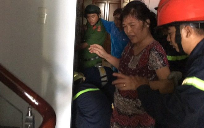 Giải cứu thành công hai bà cháu bị mắc kẹt trong thang máy ở Sài Gòn