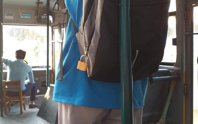 Khi bạn đi xe bus nhưng không yên tâm về sự an toàn của chiếc balo, hãy học hỏi nam sinh này!