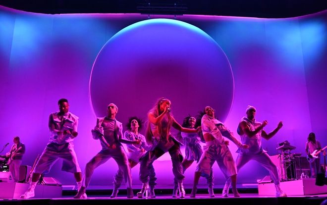 Sweetener Tour 2019 của Ariana Grande phá vỡ doanh thu 'người tiền nhiệm' Dangerous Woman Tour