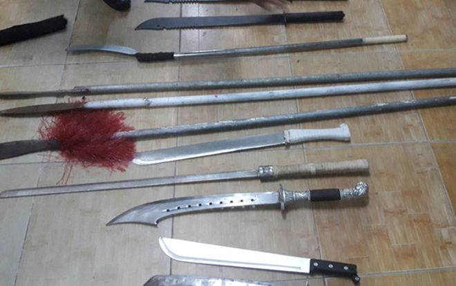 Ba đối tượng tẩu thoát bỏ lại 2 túi đựng nhiều mã tấu và dao lê trên xe taxi